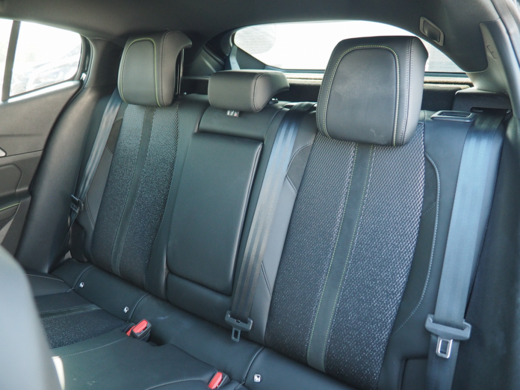 Peugeot 408 Hybrid 145 e-DCS6 GT