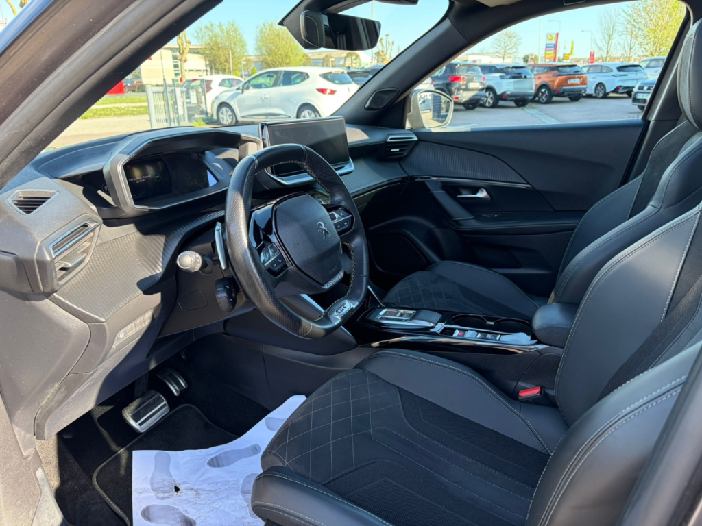 Peugeot 2008 (2) BLUEHDI 130 S&S EAT8 GT