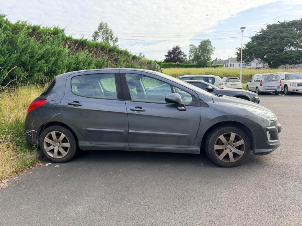 Peugeot 308 CONFORT PACK 1.6 HDI 110 FAP BLUE LIONVEHICULE A VENDRE UNIQUEMENT AUX PROFESSIONNELS DE